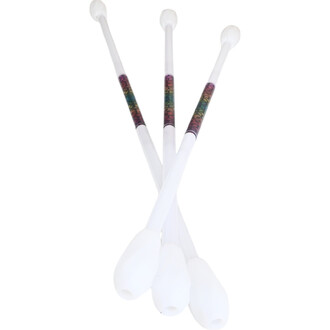 Trois staffs Lumi Pro Rechargeable, de couleur blanche, présentant des embouts en silicone et des décorations colorées sur la tige. Les staffs sont disposés de manière à montrer leurs courbes et designs en perspective.