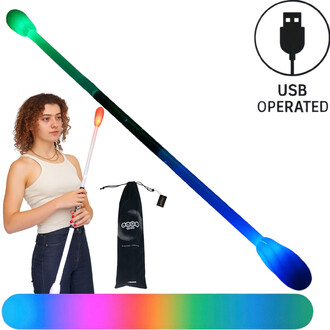 Image du Staff Lumi Pro Rechargeable, un bâton de jonglerie lumineux, utilisé par une personne aux cheveux bouclés. Le bâton présente des extrémités lumineuses de couleur verte et rouge, et un corps en dégradé de bleu. À côté, un sac de transport noir et