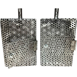 Vue des deux cages en acier perforé du bâton de feu Sparkle rectangulaire de taille moyenne. Celles-ci sont conçues pour contenir le charbon et produire des effets d'étincelles spectaculaires lors des performances.