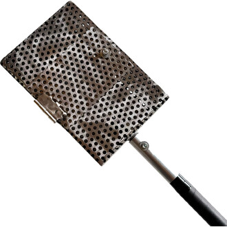 Vue latérale d'une cage à charbon fixée à l'extrémité du staff, montrant la structure solide et le design fonctionnel du bâton.