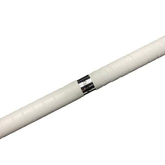 Bâton de jonglage avec une finition blanc mat et des bandes adhésives texturées, se terminant par un emboîtement en métal brillant.