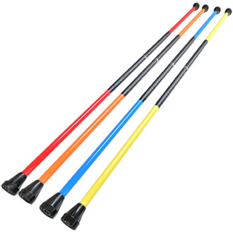 Quatre staffs d'entraînement colorés, avec des couleurs vives : rouge, orange, bleu et jaune. Chaque staff est doté d'une extrémité en caoutchouc noir pour plus de sécurité lors des performances. Les staffs sont disposés parallèlement sur un fond blanc.