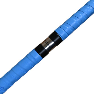 Staff d'entraînement Sting, en gros plan, montrant une tige de couleur bleue avec des sections en caoutchouc texturé et un repose-main en métal.