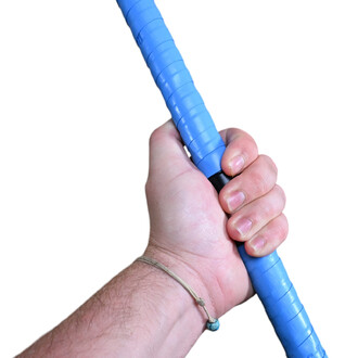 Main tenant un staff d'entraînement bleu, avec un grip texturé pour une meilleure prise en main.