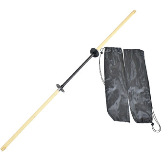 Bâton thaï de 150 cm avec une poignée en plastique noir et une finition en bambou sur les extrémités, accompagné de deux housses de transport noires.