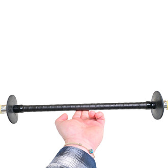 Staff Thai de 150 cm, présenté dans une main, avec une poignée noire texturée et des embouts circulaires.