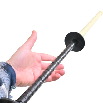 Main tenant un bâton de jonglerie Thai de 150 cm, montrant le manche noir avec des stries et une extrémité recouverte de matériau clair. Fond blanc.