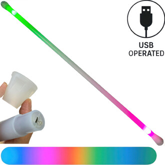 Staff lumineux ECHO avec une lumière multicolore, affichant un dégradé de vert à rose. L'image montre également un adaptateur USB, indiquant que le produit est alimenté par USB. Un petit récipient est tenu en main, probablement pour le chargement ou la co