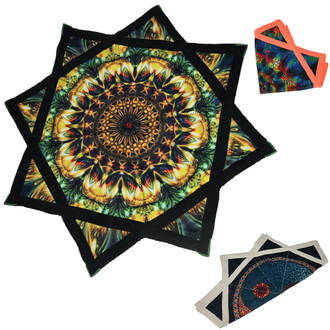 Disque Flying Star – Objet volant stylé en forme d'étoile, présentant des motifs colorés et vibrants avec des nuances de vert, jaune et noir. Le disque est accompagné de deux autres éléments, un petit objet rectangulaire orange et un autre de couleur clai