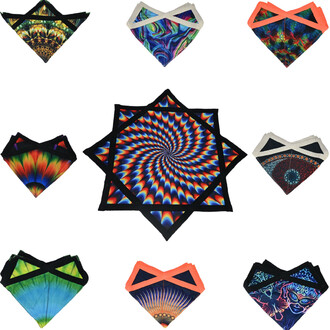 Disque Flying Star – Ensemble de disques colorés en forme de triangle, disposés en deux rangées, avec un design central en spirale colorée. Chaque disque présente des motifs vibrants et psychédéliques, allant des motifs floraux aux dégradés de couleurs, e