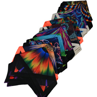 Ensemble de disques Flying Star présentant des motifs colorés et vibrants, empilés les uns sur les autres, avec des bords en noir et des accents lumineux.