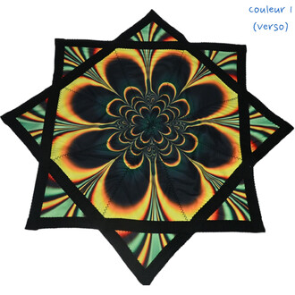 Disque Flying Star de forme étoilée, présentant un motif coloré vibrante avec des teintes sombres, orange et vert. Le verso est visible, mettant en avant la texture fine et les détails de couture.