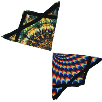 Disque Flying Star – Deux disques volants colorés et souples, l'un avec un motif délicat noir, vert et doré, et l'autre avec un design vibrant de motifs concentriques en rouge, bleu et noir. Chaque disque est équipé de bandes noires pour le maintien.
