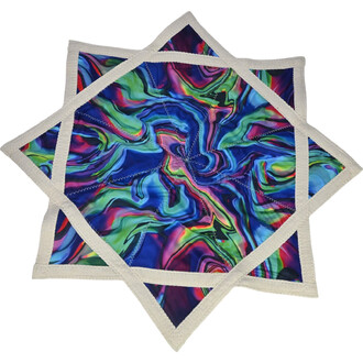 Disque Flying Star, objet volant stylé en forme d'étoile, avec un motif coloré en spirale aux teintes vibrantes de bleu, vert, rouge et violet, bordé de coutures claires.
