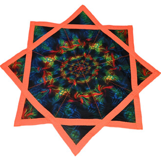 Disque Flying Star, objet volant en forme d'étoile, avec des motifs colorés vibrants sur fond noir et des bords orange.