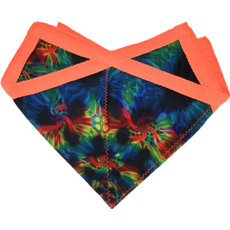 Disque Flying Star présenté dans des motifs colorés de tie-dye avec une bordure orange vif, plié en forme de triangle.