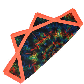 Disque Flying Star, objet volant souple avec un design coloré à motifs tourbillonnants sur fond noir et bords orange.