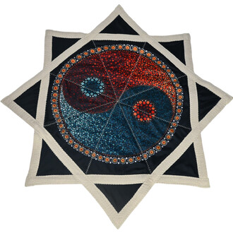Disque Flying Star avec un motif central en yin-yang, composé de cercles colorés, dominant des teintes de rouge et de bleu, et un contour en tissu noir avec une bordure claire.