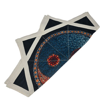 Disque Flying Star plié, présentant un motif coloré en points bleus et rouges sur fond noir, avec des bords blancs.