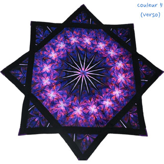 Disque volant Flying Star avec un motif coloré en violet et rose, en forme d'étoile à huit branches, contre un fond noir, montrant des détails élégants et stylés.
