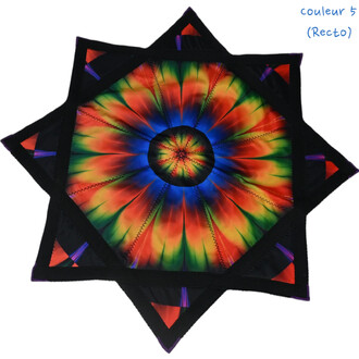 Disque Flying Star en couleur 5, de forme étoilée avec une surface colorée dans des teintes vives de rouge, vert, orange et bleu, sur un fond noir. Le centre du disque est noir, entouré de motifs colorés rayonnants. Les extrémités des pointes sont ornées
