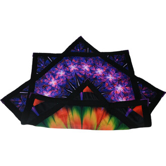Disque Flying Star, objet volant stylé et souple, affichant un design coloré avec des motifs floraux violets et un fond noir, présentant aussi des teintes vives d'orange et de vert sur une partie inférieure.