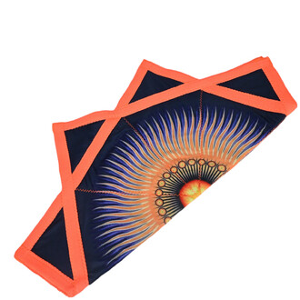 Disque Flying Star, objet volant stylé et souple, avec un design coloré représentant un motif rayonnant sur un fond sombre, bordé de orange.