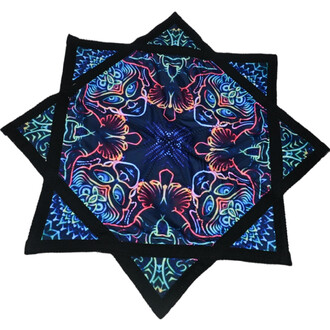 Disque volant en forme d'étoile, avec un design coloré et hypnotisant mettant en avant des motifs abstraits aux teintes néon sur fond sombre. Les bords sont finement noirs, ajoutant du contraste à l'ensemble.