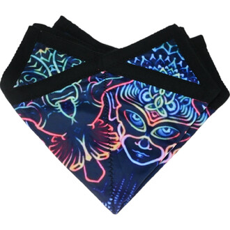 Disque Flying Star plié, avec un design coloré lumineux représentant des motifs abstraits et des visages stylisés sur fond noir. Les bords sont en tissu noir.
