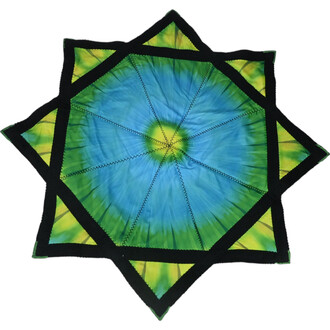 Disque Flying Star de forme octogonale, avec un design aux couleurs vives de bleu, vert et jaune. Le disque est constitué de tissu souple avec des coutures noires sur les bords.