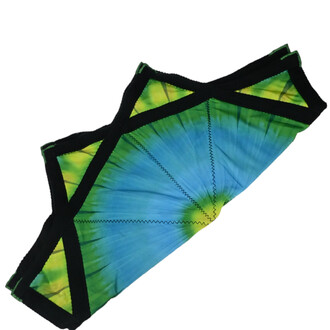 Disque Flying Star plié sur un fond blanc, présentant une surface décorée de dégradés de bleu et de vert, avec des bordures noires.