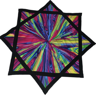 Disque de jonglage en forme d'étoile, aux motifs colorés vifs avec des teintes de rose, violet, vert et jaune, entouré d'une bordure noire.