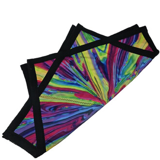 Disque Flying Star coloré et stylé, avec un motif lumineux en spirale de teintes vives (violet, bleu, vert, rouge) sur un fond noir. Le disque est plié, montrant sa souplesse et son design attrayant.