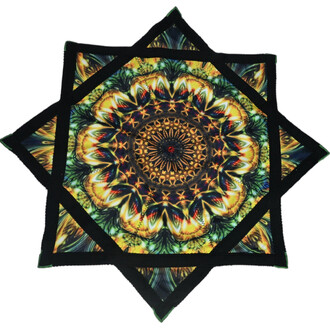 Disque Flying Star en forme de star, avec un design coloré et psychédélique au centre, entouré de bords noirs. Le motif présente des motifs floraux et géométriques dans des teintes de vert, orange et jaune.