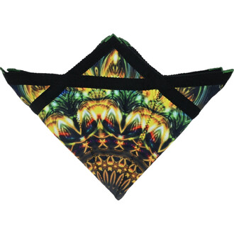 Disque Flying Star, objet volant stylé et souple, avec un motif coloré vif sur un fond noir et des bords renforcés en tissu noir.