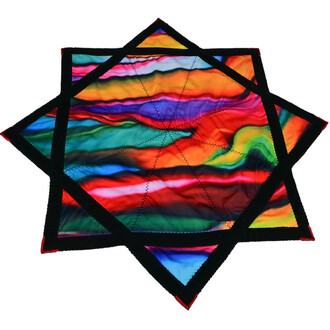 Disque Flying Star de jonglerie, en forme d'étoile avec des couleurs vives et fluides, y compris des teintes de rouge, vert, bleu et violet, sur un fond noir. Le design est souple et stylé, idéal pour le jonglage.