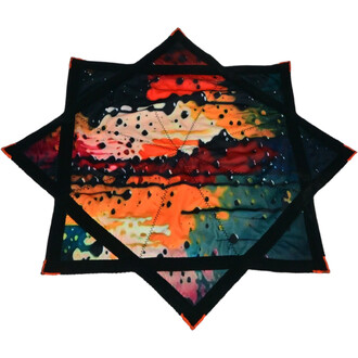 Disque volant en forme d'étoile, coloré avec des motifs vibrants en rouge, bleu, orange et noir, et entouré de bords noirs. Design stylé et souple pour des performances de jonglerie.