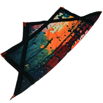 Disque Flying Star présentant une forme stylée et souple, avec un motif multicolore vibrant mêlant des nuances de bleu, orange, vert et rouge, souligné par des coutures noires.