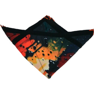 Disque Flying Star plié, de forme triangulaire, avec un motif coloré en rouge, noir et jaune, présentant des formes abstraites et des points. Le bord est renforcé par des coutures noires.