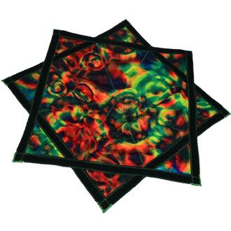 Disque Flying Star, un objet volant stylé et souple, en forme d'étoile avec un motif coloré mélangeant des teintes rouges, vertes et bleues, sur fond noir. Les bords sont finement surpiqués pour renforcer sa durabilité.