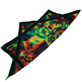 Disque Flying Star coloré en vert, rouge et noir, avec une forme stylée et des motifs abstraits, mettant en avant des coutures contrastantes.