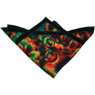 Disque Flying Star en tissu coloré, aux motifs psychédéliques présentant des nuances de rouge, vert et noir, plié de manière à mettre en avant sa texture souple et son design stylé.