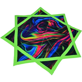 Disque Flying Star aux couleurs vibrantes et design étoilé, avec un motif aux tons bleus, rouges, et verts. Le disque est bordé d'un liseré vert vif, parfait pour la jonglerie et les activités de plein air.