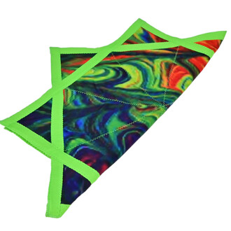 Disque Flying Star, objet volant souple avec une surface colorée en motifs vibrants de verts, rouges et bleus, entouré de bords en tissu vert.