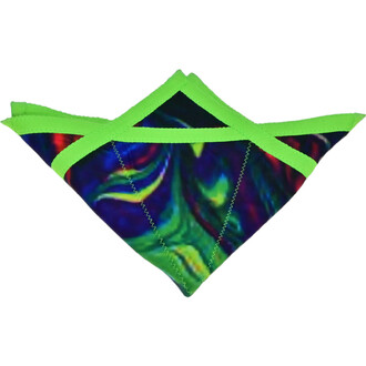 Disque Flying Star en vue rapprochée, présentant une surface souple ornée de motifs colorés, avec des bordures vert vif.