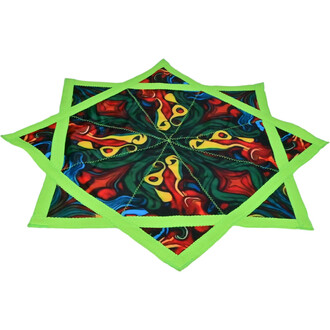 Disque Flying Star, objet volant stylé en forme d'étoile avec un motif coloré comprenant des teintes rouges, vertes, jaunes et bleues, entouré d'une bordure verte.