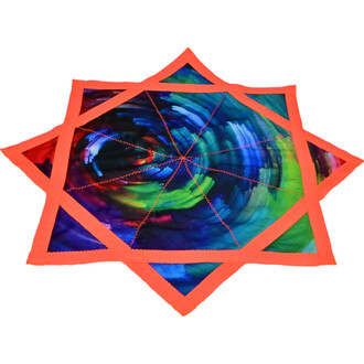 Disque Flying Star en forme d'étoile, avec un motif coloré présentant des nuances de bleu, vert et violet, bordé d'un cadre orange.