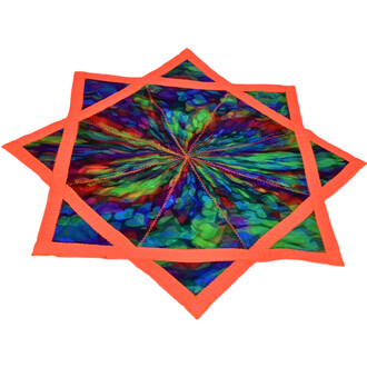 Disque Flying Star coloré en forme de étoile à plusieurs pointes, avec des motifs vibrants de bleu, vert, rouge et orange. Le bord de chaque pointe est accentué par un liseré orange.