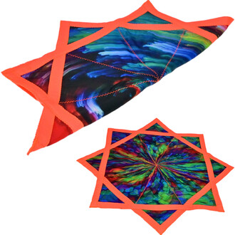 Disque Flying Star, un objet volant stylé, aux couleurs vives avec des motifs abstraits bleus et verts, bordé d'une finition orange. Présenté en position pliée et dépliée, révélant sa forme étoilée.