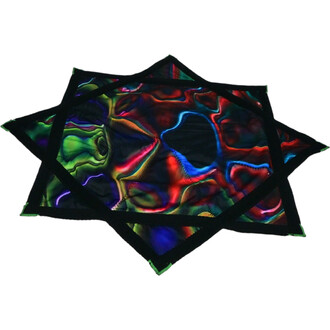 Disque Flying Star en forme d'étoile, fabriqué en tissu souple avec des motifs aux couleurs vives et psychédéliques sur un fond noir. Les bords sont renforcés de noir pour une meilleure durabilité.